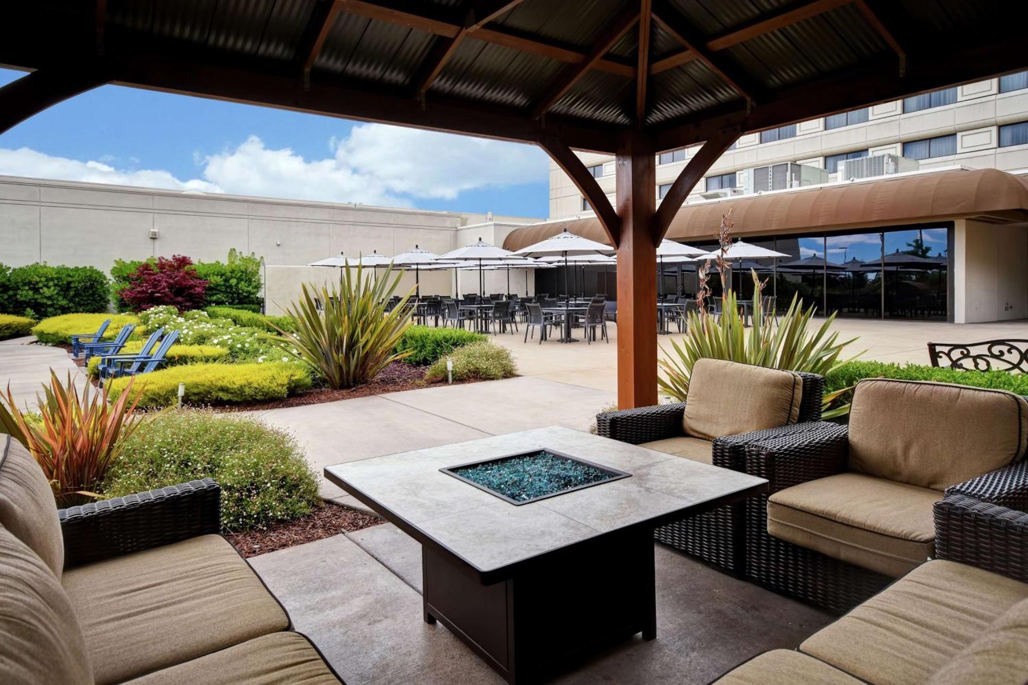 מלון Doubletree By Hilton Pleasanton At The Club מראה חיצוני תמונה